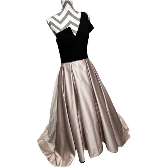 Betsy & Adam Dresses & Skirts - Betsy & Adam V-Neck Gown Black Champagne One Shoulder 10 Tull Train Semi-formal